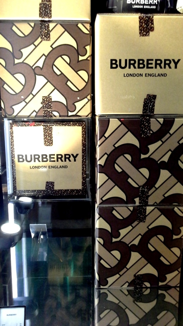 #burberry #burberrypaseodegracia #luxe #escaparatebarcelona #visualmerchandiser #burberrytrendy #fashion (10)