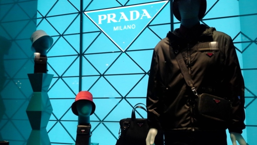 #prada #pradaescaparate#pradavetrina #pradabarcelona #luxury #aparador #window #pradapaseodegracia #pradaspain #shopprada #teviac www.teviacescaparatismo.com (3)
