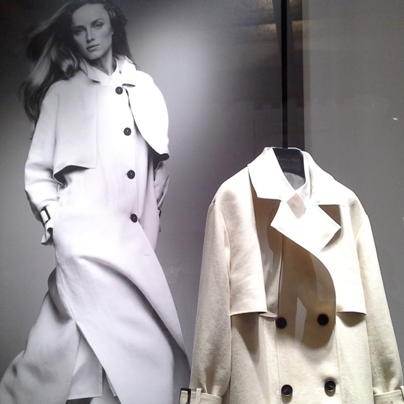 Descubra la sofisticación de la colección de mujer Primavera Verano 2022 de Massimo Dutti. Piezas icónicas en moda, calzado y accesorios.